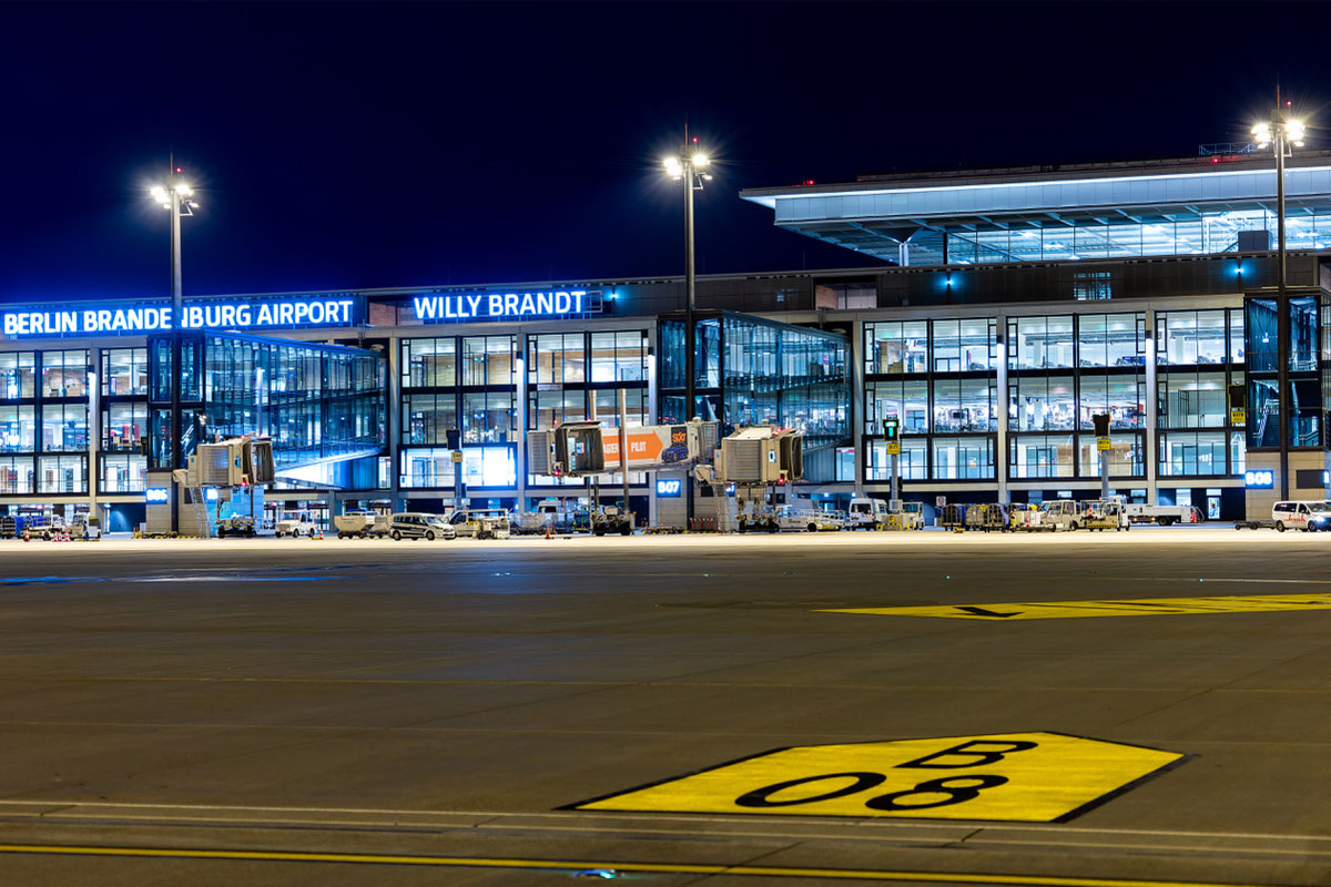 Foto vom Terminal des Flughafen BER in der Nacht