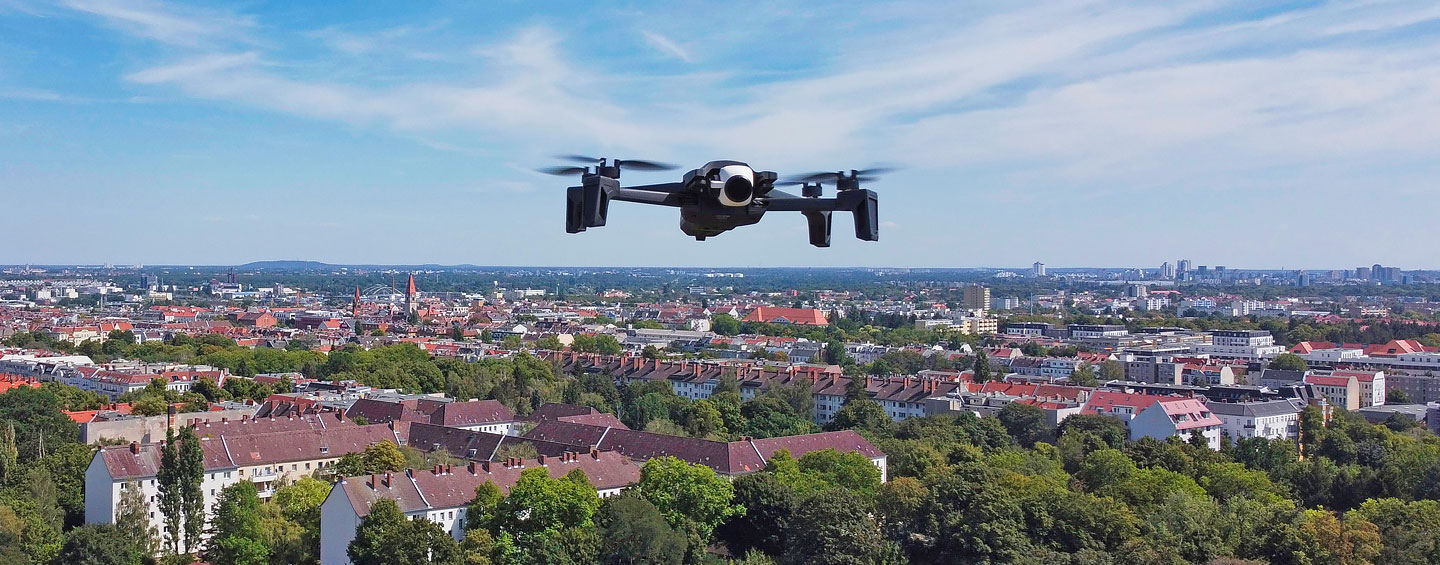 Drohnenflug über eine Stadt im Hintergrund befindet sich ein blauer Himmel
