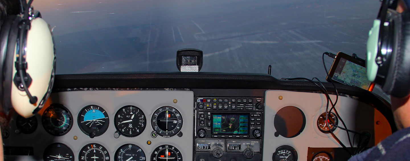 Flugbetrieb aus der Sicht eines Flugzeug-Cockpits hoch im Anflug auf eine Landebahn