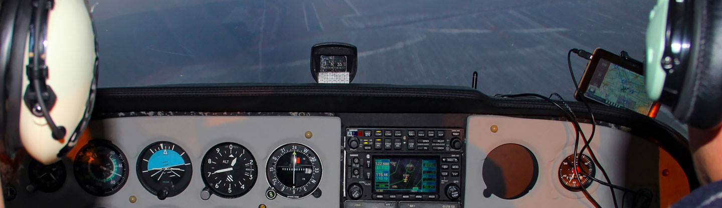 Foto eines Cockpits mit zwei Piloten in einem fliegenden Flugzeug