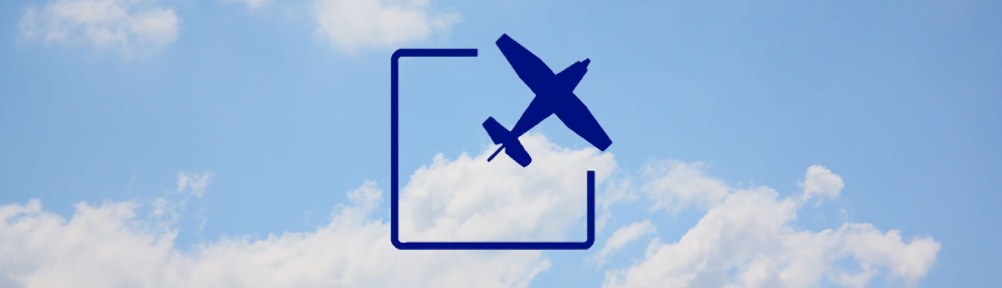 blaues Flugzeugsymbol mit einem Viereck vor einem Hintergrund mit Wolken und blauem Himmel